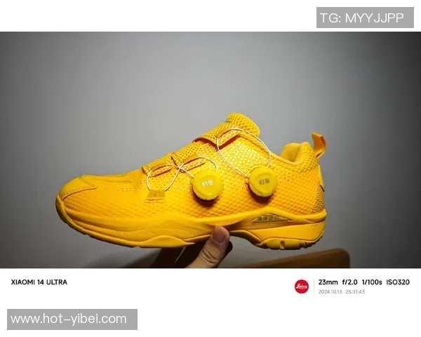 羽毛球鞋意外踏入足球场的奇妙体验与挑战探讨 羽毛球鞋意外踏入足球场的奇妙体验与挑战探讨